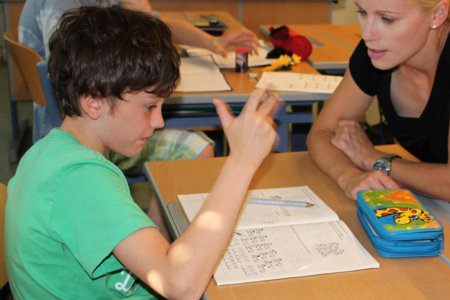 „Eine zentrale Qualität der Assistenz ist das Angebot einer stabilen, einfühlsamen Beziehung, die emotionale Sicherheit im schulischen Umfeld bietet", zeigt Sozialexperte Martin Schenk die Vorzüge des Modells der Schulassistenz auf. Foto: Diakonie Österre „Eine zentrale Qualität der Assistenz ist das Angebot einer stabilen, einfühlsamen Beziehung, die emotionale Sicherheit im schulischen Umfeld bietet", zeigt Sozialexperte Martin Schenk die Vorzüge des Modells der Schulassistenz auf. Foto: Diakonie Österre