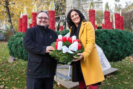   Diakonie-Direktor Michael Chalupka und Gerlinde Riedl, Geschäftsführerin von Stadt Wien Marketing, bei der Präsentation des Diakonie-Adventkranzes am Wiener Rathausplatz. Foto: Diakonie/Nadja Meister