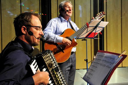 “Echte und foische Weana Liada” bieten Karl Schiefermair und Robin Jisa (v.re.) in ihrem neuen Programm. Am 23. Mai im &quot;s´Häferl&quot;.