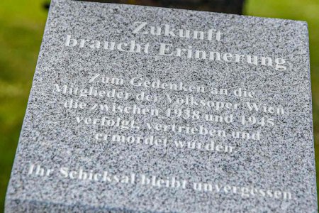 &quot;Für die Angehörigen ist der Stein ein Zeichen, dass ihre Liebsten nicht vergessen werden sollen, für uns aber ist er eine Warnung, wie schnell aus Kollegen Täter und Opfer werden können.&quot; Foto: Barbara Pálffy/Volksoper Wien