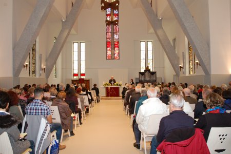 Heller Kirchenraum von innen, voll besetzt