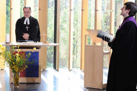 Dankbar für alle, die „jetzt an der Zukunft bauen“. Bischof Michael Chalupka und Pfarrerin Esther Handschin beim TV-Gottesdienst aus dem Evangelischen Zentrum. Foto: epd/Uschmann Dankbar für alle, die „jetzt an der Zukunft bauen“. Bischof Michael Chalupka und Pfarrerin Esther Handschin beim TV-Gottesdienst aus dem Evangelischen Zentrum. Foto: epd/Uschmann
