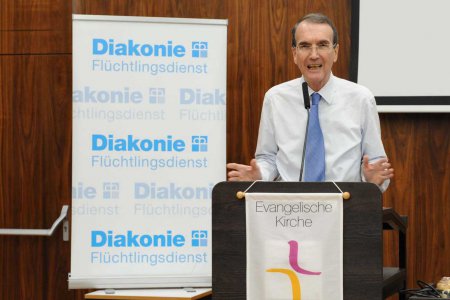Erfreut, dass Gottesdienste wieder möglich werden, zeigt sich Synodenpräsident Peter Krömer. Außerdem brauche es Regeln für seelsorgerliche Besuche. In Pfarrgemeinden mit Angestellten herrsche Verärgerung, weil die staatliche Kurzarbeitsbeihilfe nicht in 