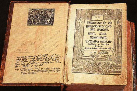 &quot;Es berührt mich, gerade in einer Zeit eine Bibel geschenkt zu bekommen, in der sich die Bedeutung des Wortes ganz besonders zeigt.&quot; Foto: wikimedia/Torsten Schleese