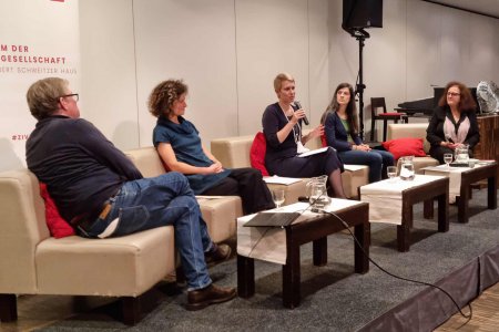 Benedikt Haerlin, Cordula Fötsch, Eva Harasta, Anna Zollitsch und Andrea Kampelmühler (v.l.n.r.) sprachen über moderne Landwirtschaft, die Probleme aktueller Bodennutzung, Kräftebündelung und neue Ernährungsgewohnheiten. Foto: epd/T. Dasek