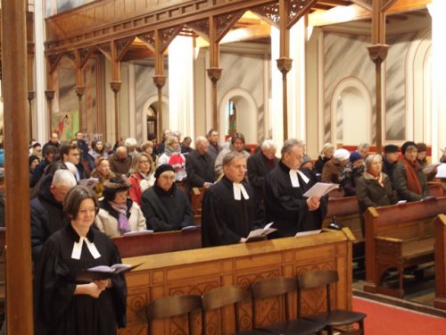 Viele machten sich auf die &quot;Zeitreise&quot; - die Bänke der Gustav-Adolf-Kirche sind gut gefüllt