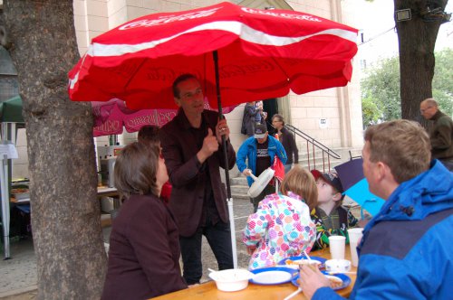 Norbert Karvanek sorgt für ein bisschen mehr Gemütlichkeit: Sonnenschirme schützen auch vor Regen.
