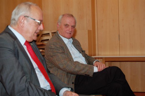 ... die vom Leiter des Kurrikulums, Thomas Breth (rechts), moderiert wurden.
