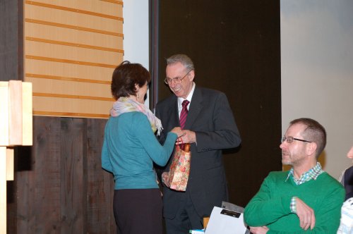 Pfarrerin Andrea Petritsch bedankt sich bei Alt-Superintendent Werner Horn.