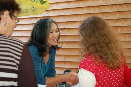 und gute Gespräche (hier mit Diözesankantorin Yasuko Yamamoto) zeichnen das Herbstfest im Garten der Superintendentur aus.