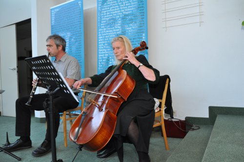 Gerlinde Horn am Cello und Christian Hochmeister an der Klarinette spielen Musik aus der Zeit des Reformators