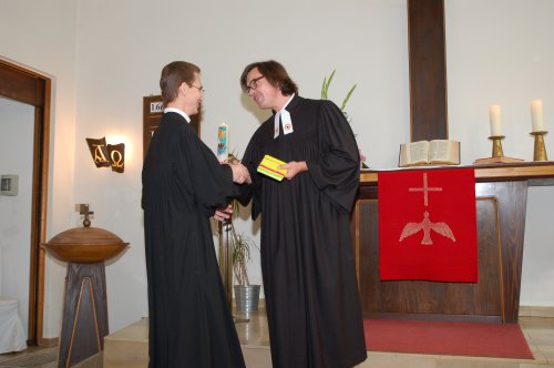 Vikar Friedrich Eckardt gratuliert Roland Weng zu seinem 30sten Jahr als Lektor.