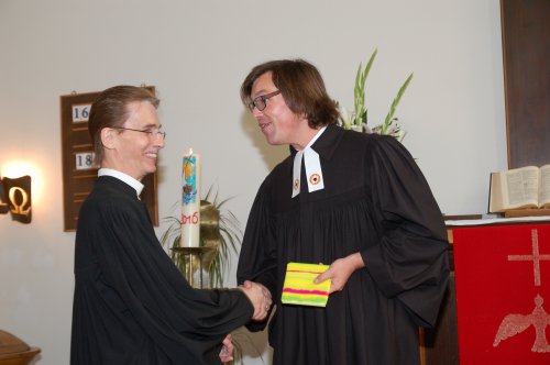 Vikar Friedrich Eckardt gratuliert Roland Weng zu seinem 30sten Jahr als Lektor.
