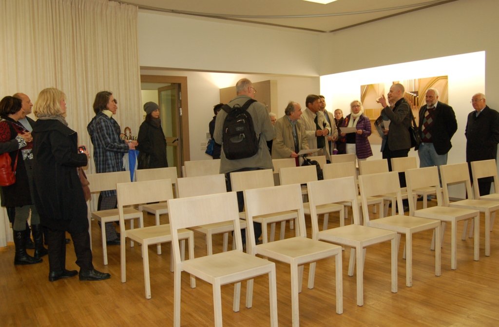 Architekt Ulrich Huhs erklärt die Konzeption des innenliegenden Festsaals.
