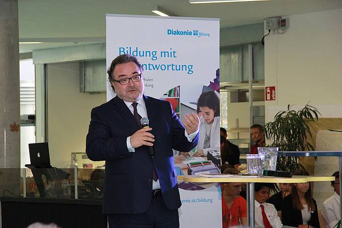 &quot;Klangvoll, weltoffen und nachhaltig&quot; soll die neue Schule in Wien-Donaustadt sein. Im Bild: Diakonie-Direktor Michael Chalupka bei der Eröffnungsfeier.