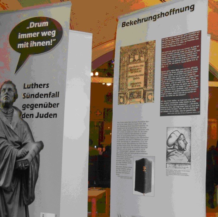 Mitten in der Gemeinde: Die Ausstellung auf mehreren Roll-Ups stand...
