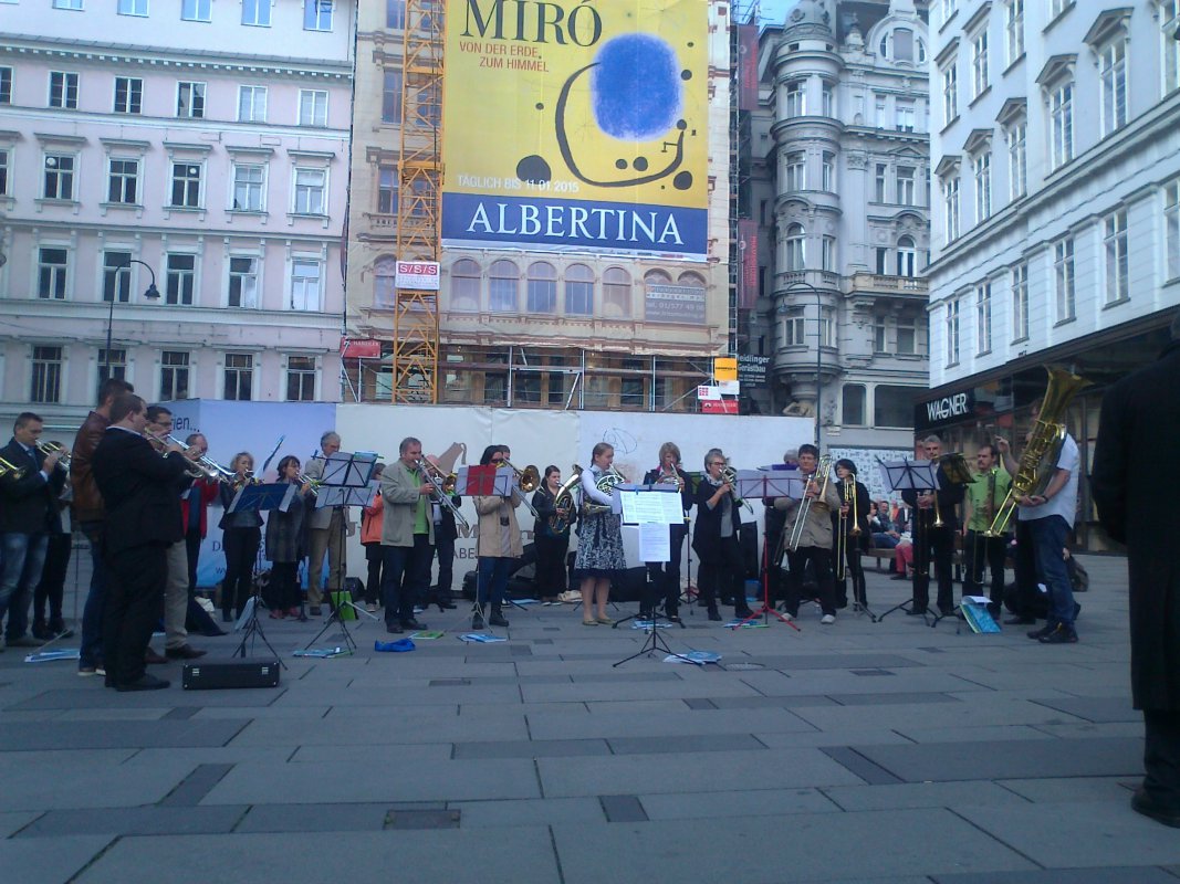 Die Bläserinnen und Bläser beziehen Stellung in Wiens Innenstadt.
