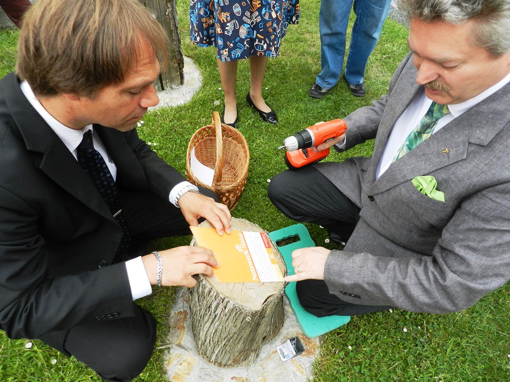 Walter Pois und Michael Wolf montieren die Info-Tafel.
