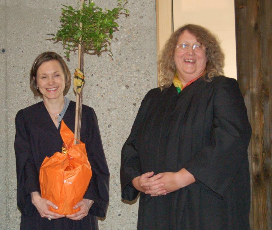 Bitte hegen und pflegen: Gabriele Menzl (rechts) übergab ein Bäumchen an Katharina Schoene
