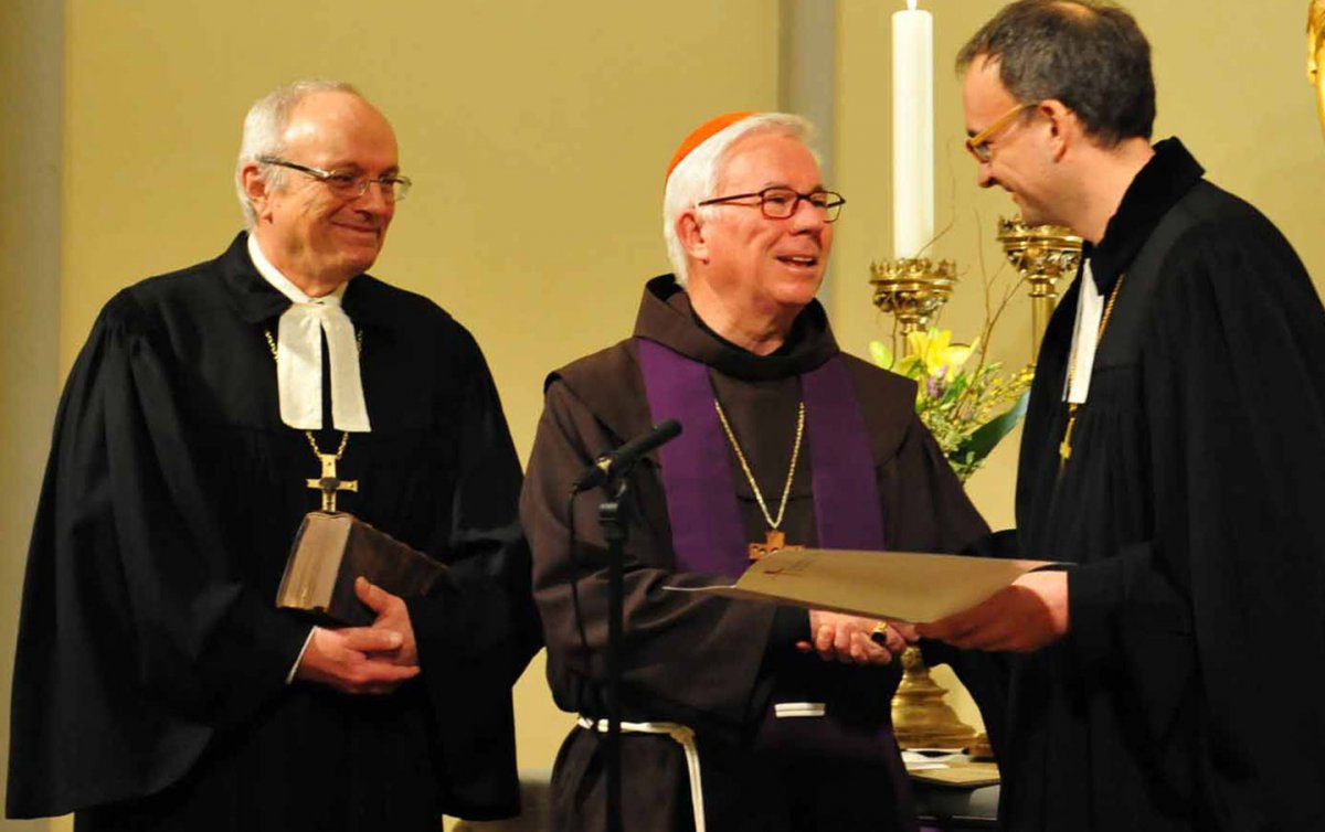 50 Jahre Vergebungsbitte: (v.l.) Bischof Michael Bünker, Erzbischof Franz Lackner und Superintendent Olivier Dantine beim Dankgottesdienst in Salzburg.