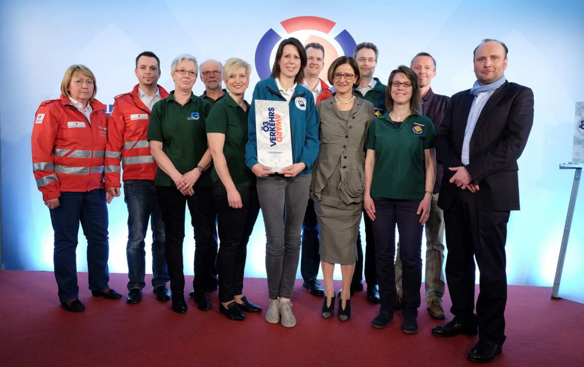 Gruppenfoto mit sechs Frauen und rechts Männern.