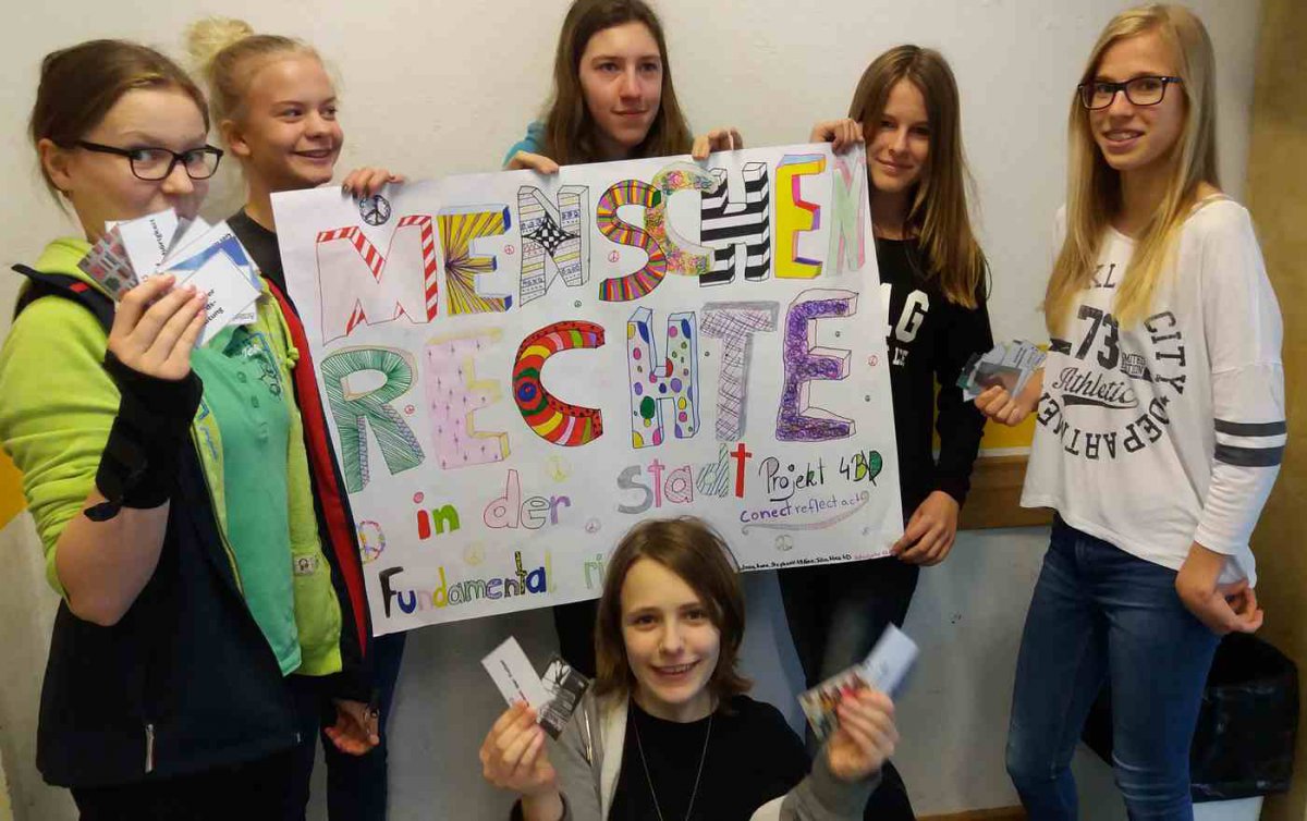 Schülerinnen und Schüler des BRG 19 präsentieren ein Plakat mit ihren Gedanken zum Thema Menschenrechte.