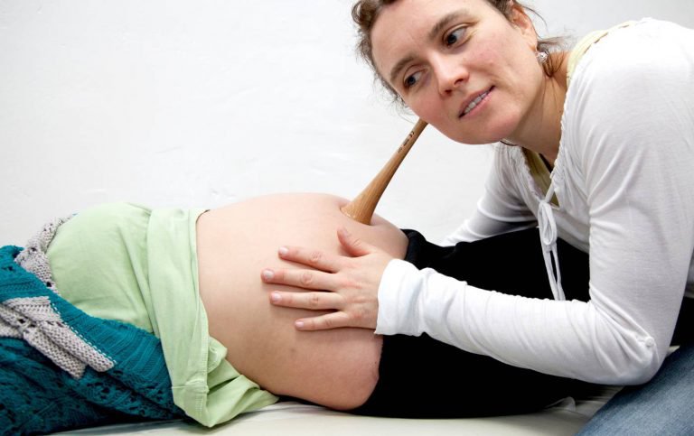 Beim Projekt &quot;Better Start&quot; der Einrichtung AmberMed bekommen unversicherte schwangere Frauen und junge Mütter professionelle Unterstützung und Hilfe, etwa durch Hebammen. (Foto: AmberMed/Nadja Meister)