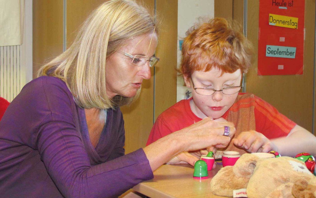 Brigitte Sageder, eine von 513 Assistentinnen der Diakonie in Oberösterreich, bei ihrer Arbeit. Foto: Rastl/Diakonie