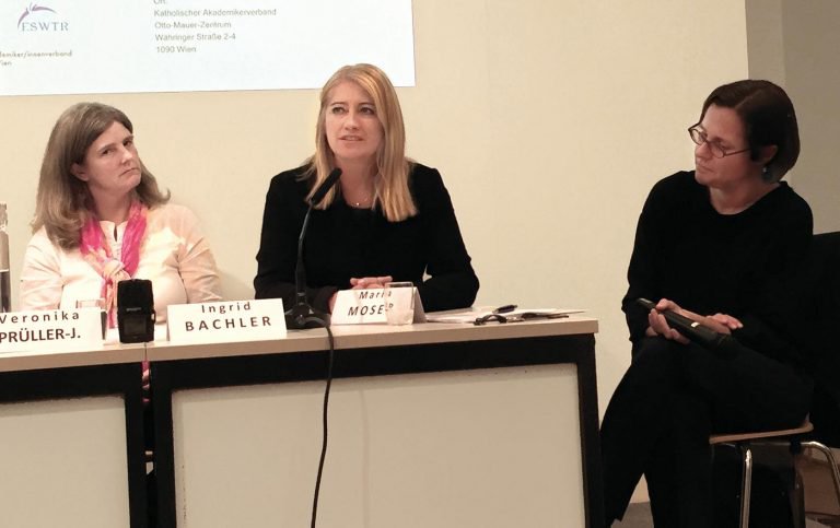 &quot;Papamonate scheitern oft schlicht an ökonomischen Voraussetzungen&quot;, so die Personalreferentin der Evangelischen Kirche, Oberkirchenrätin Ingrid Bachler (Bildmitte) bei der Diskussion mit Veronika Prüller-Jagenteufel (li.) und Maria Katharina Moser (re.) 