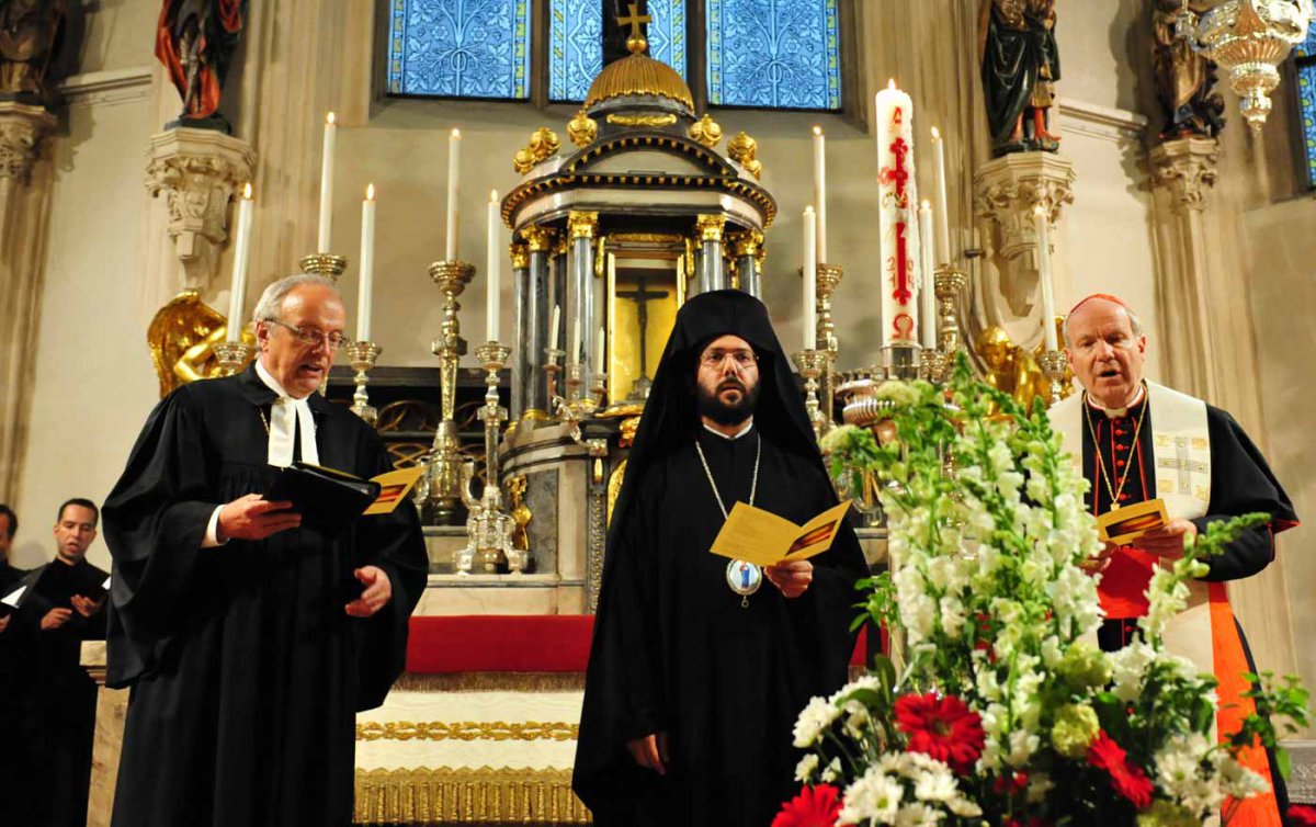 Ein Projekt für gelungene Ökumene zeichnen die Kirchen im Jahr des Reformationsjubiläums aus. Im Bild Bischof Bünker, Metropolit Arsenios und Kardinal Schönborn (v.l.) bei einem ökumenischen Gottesdienst. Foto: epd/Uschmann