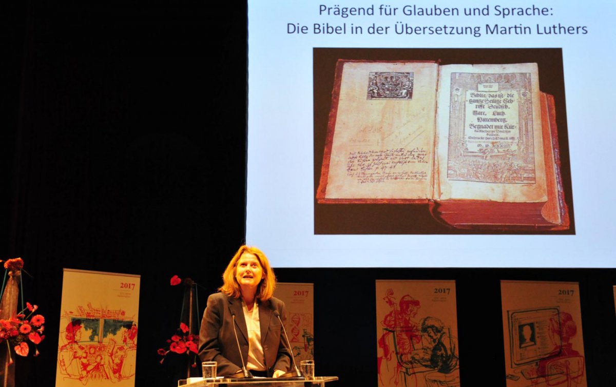 Beim Reformationsempfang stellte Jutta Henner die neue Lutherbibel vor. Foto: epd/Uschmann