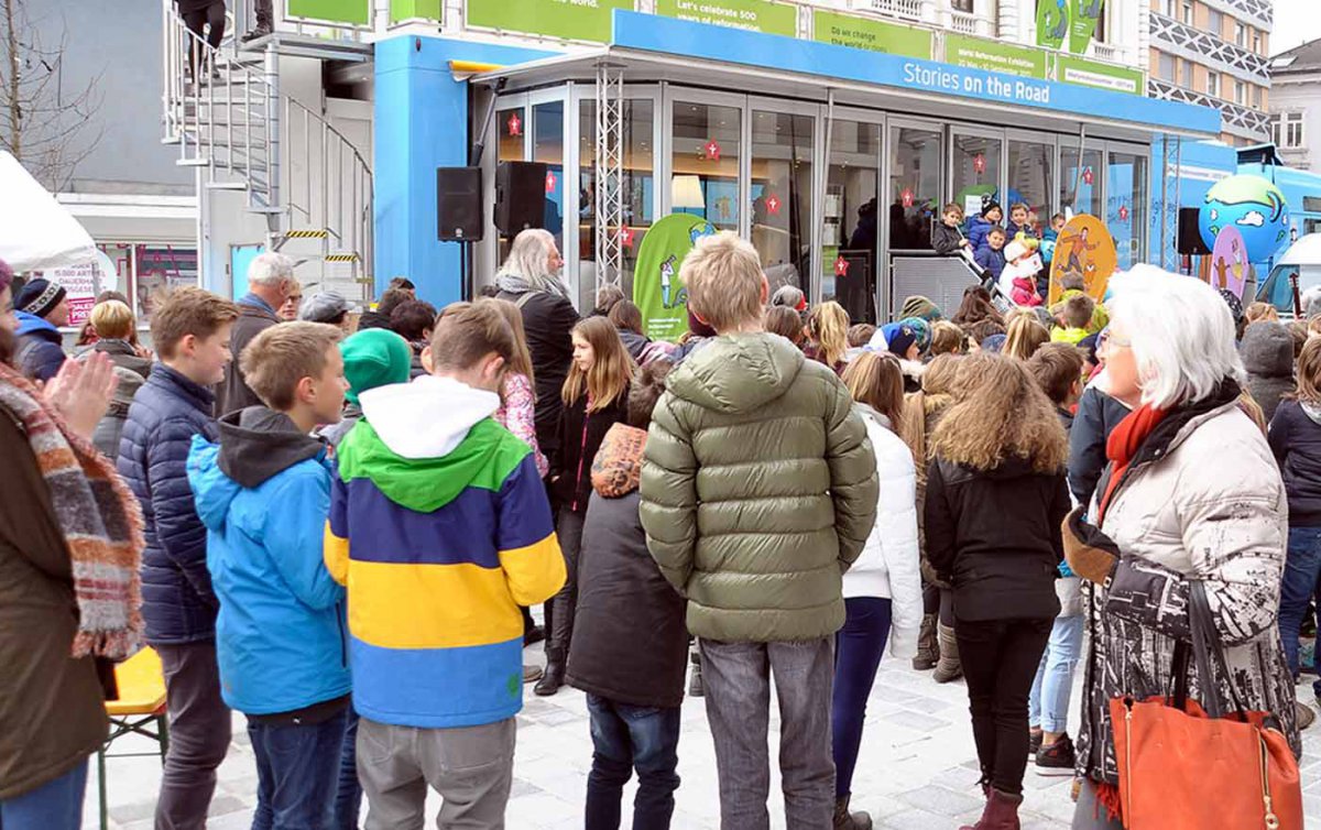 Viel Programm gibt es rund um den Reformationstruck. Hier bei seinem Halt im Zentrum von Villach. Foto: Augstein Medien