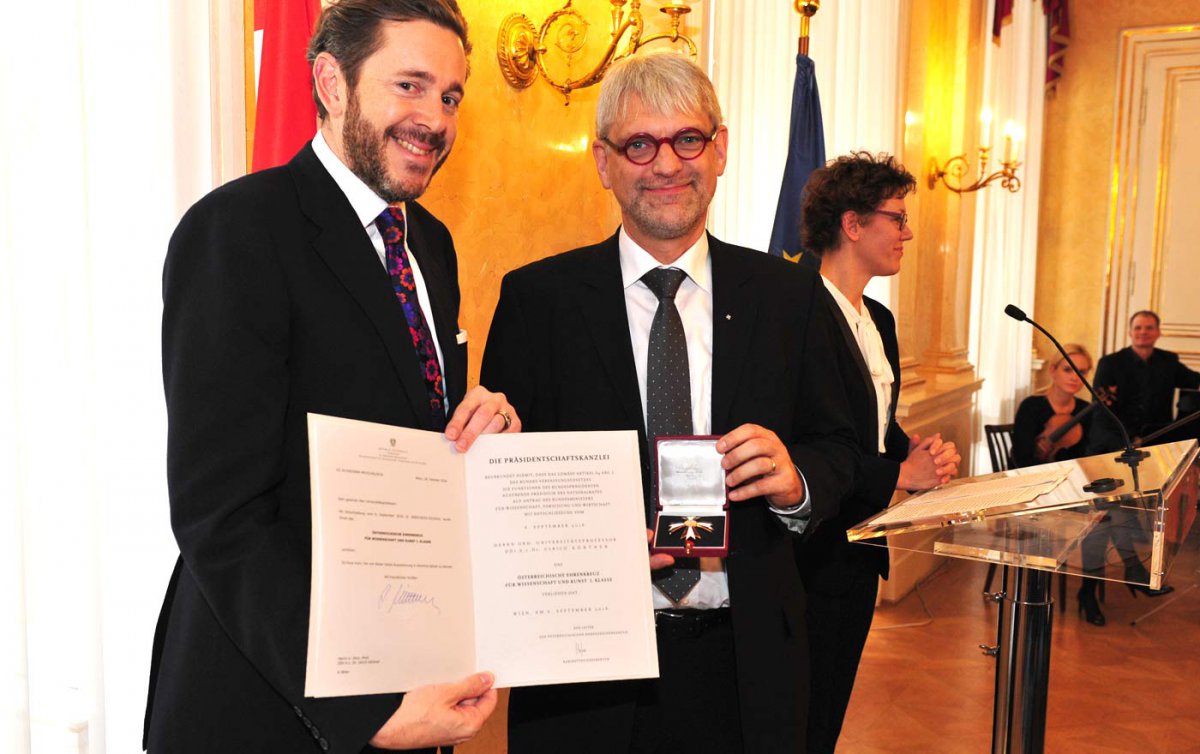 Das Ehrenkreuz für Wissenschaft und Kunst I. Klasse erhielt Prof. Ulrich Körtner am 15. November im Wissenschaftsministerium in Wien. Im Bild: Körtner mit Staatssekretär Harald Mahrer, der die Auszeichnung im Namen der Republik Österreich verliehen hat. F