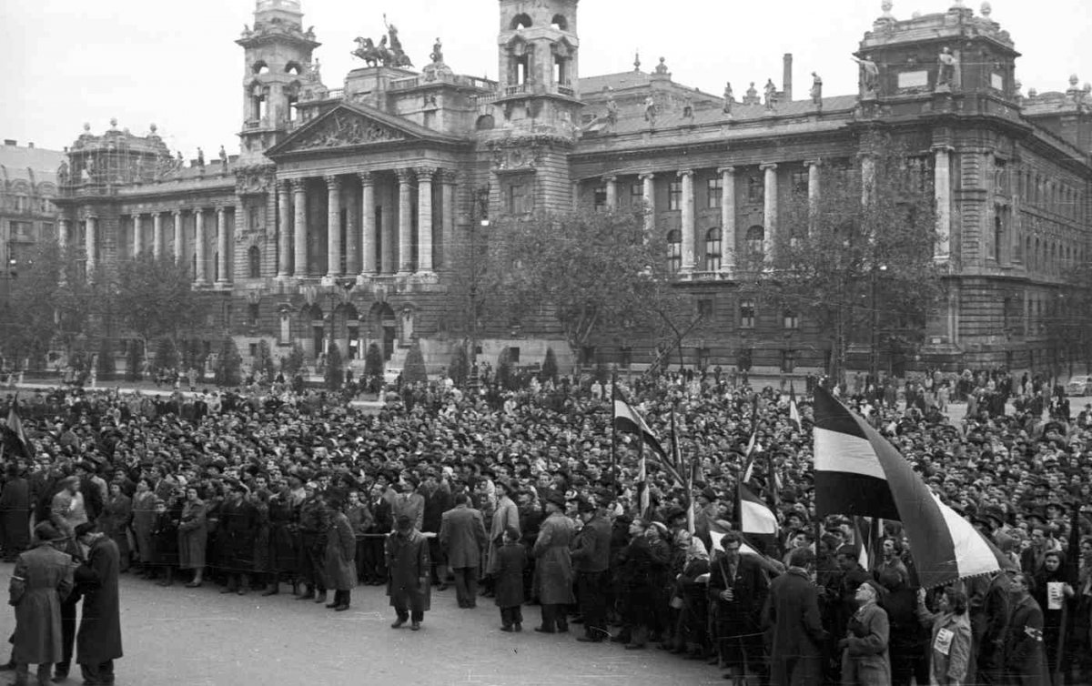 Tausende Menschen flüchteten während des „Ungarnaufstands“ nach Österreich, darunter auch viele Evangelische. Im Bild: Demonstranten vor dem Ethnographischen Museum in Budapest 1956. (Foto: Wikipedia/Nagy Gyula)