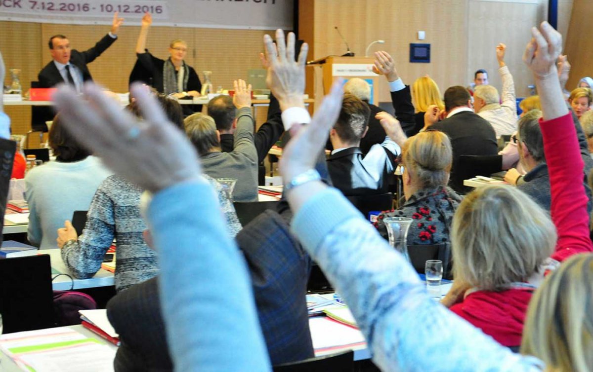 Scharfe Kritik an der aktuellen Abschiebepraxis kommt von der evangelischen Generalsynode, deren Beratungen am Samstag, 10. Dezember, in Innsbruck zu Ende gingen. Foto: epd/Uschmann
