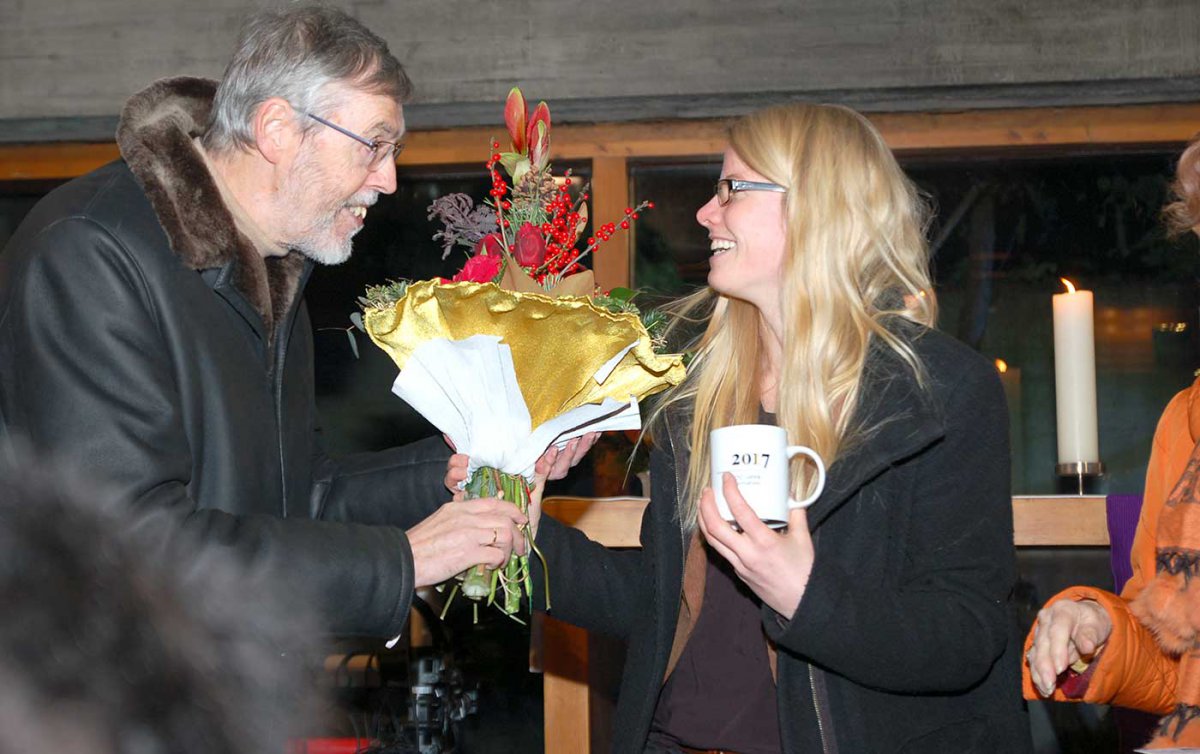 Blumen für die Herausgeberin: Superintendent Hansjörg Lein mit Martina Schomaker-Engemann. Foto: Engemann