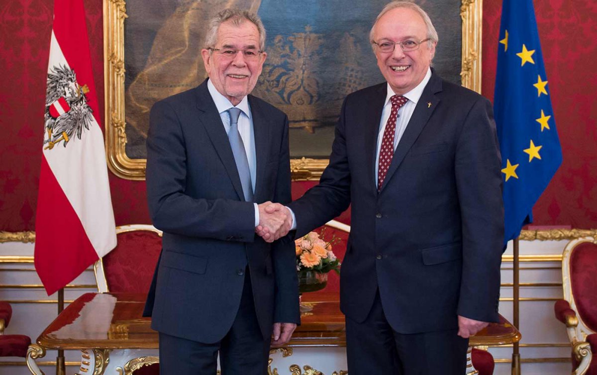 Bundespräsident Alexander Van der Bellen empfängt Bischof Michael Bünker für ein erstes Gespräch in der Hofburg. Foto: CarinaKarlovits/HBF