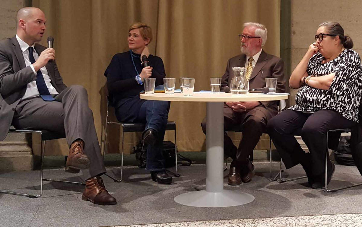   Menschenrechtsexperte Peter Kirchschläger, Moderatorin Barbara Krenn, Physiker Herbert Pietschmann und Rektorin Eva Blimlinger. Foto: epd / T. Dasek