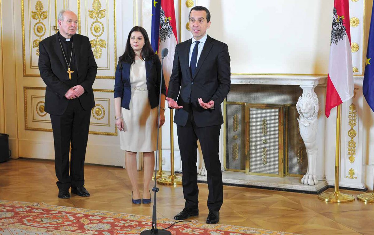 Vertreter von 16 Religionsgemeinschaften haben am Religionsgipfel im Kanzleramt teilgenommen. Im Bild Bundeskanzler Christian Kern, Staatssekretärin Muna Duzdar und Kardinal Christoph Schönborn beim Schlussstatement. Foto: epd / M. Uschmann