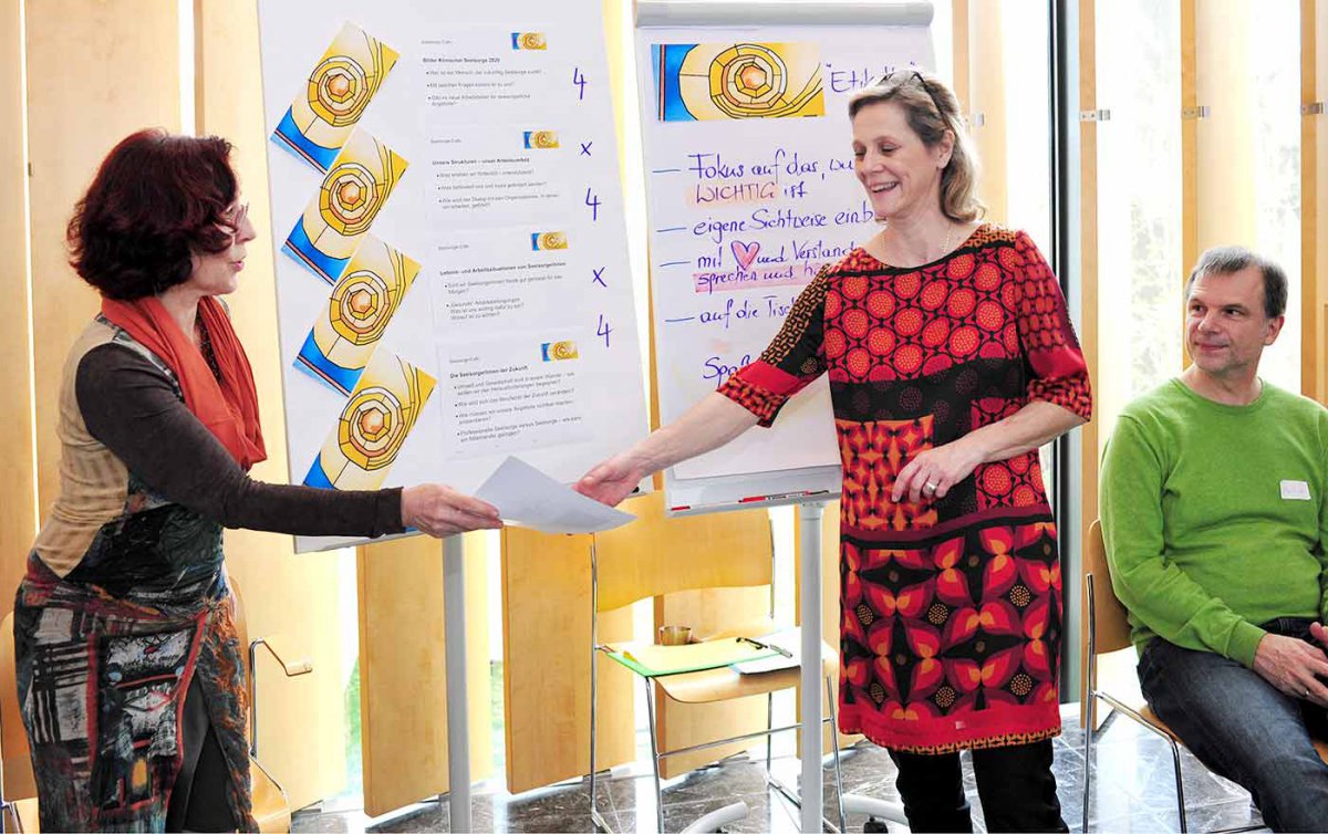 Erstmals stand das Thema Seelsorge im Mittelpunkt einer gesamtösterreichischen Tagung in Wien. Im Bild die Moderatorinnen Gudrun Steininger (Mitte) und Ulrike Schelander-Sertic. Foto: epd / M. Uschmann