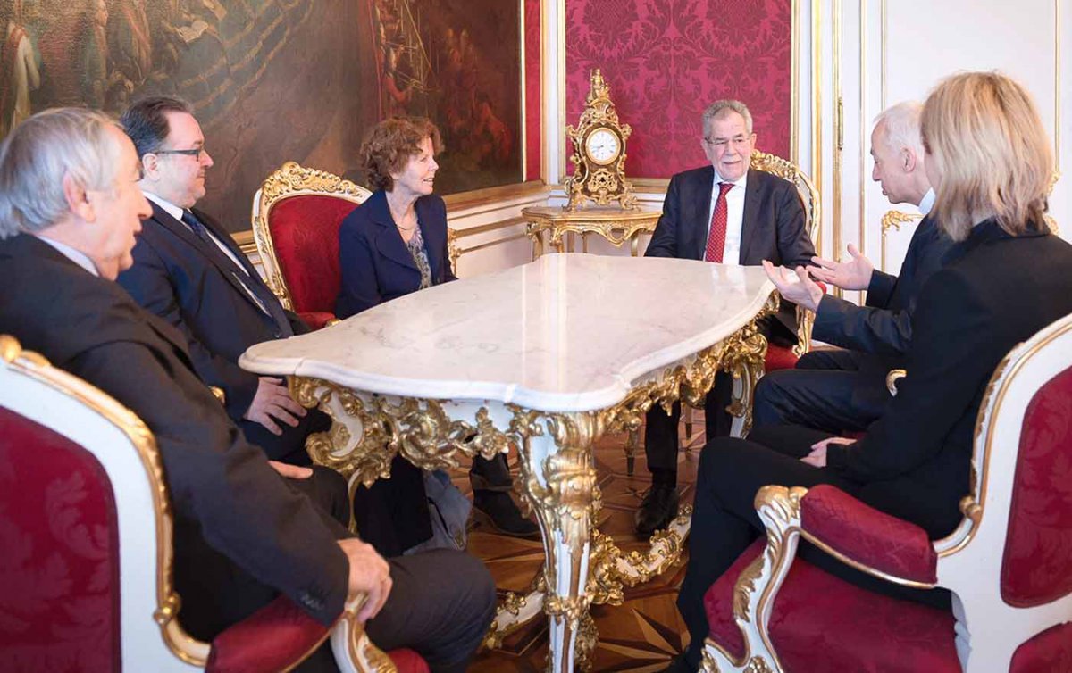 Am Tisch: v.l.n.r. Gerald Schöpfer (Rotes Kreuz), Michael Chalupka (Diakonie), Margaretha Maleh (Ärzte ohne Grenzen), Alexander van der Bellen, Michael Landau (Caritas), Bettina Kirnbauer, außenpolitische Beraterin Van der Bellens. (Foto: Carina Karlovits