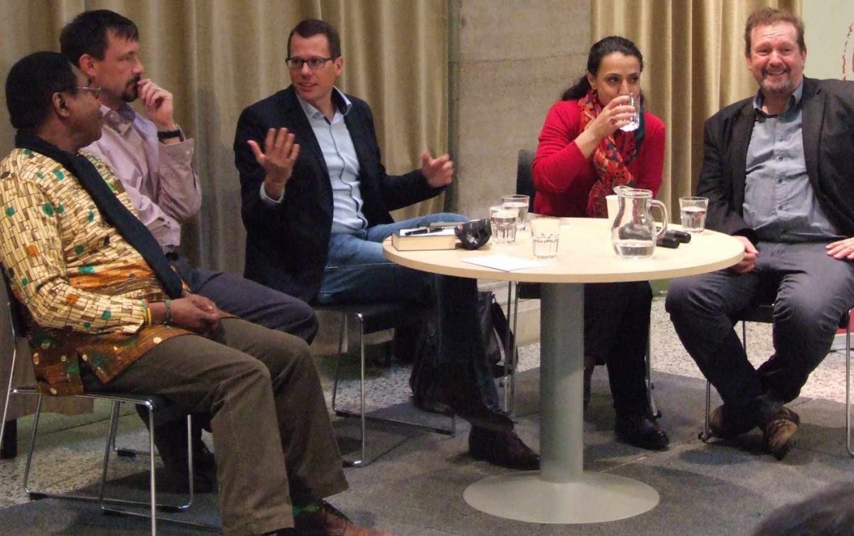 (v.l.n.r.:) Kojo Taylor, Lektor und Leiter des ‚Ghana Minstrel Choir‘, Viktor Kókai Nagy, Universitätsprofessor für reformierte Theologie in Debrecen, Christoph-Riedl-Daser, ORF-Journalist, Viola Raheb, Universitätsassistentin für Religionswissenschaft in