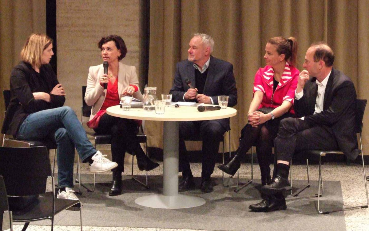 Über das Verhältnis zwischen Glaube und Beruf diskutierten die Journalistinnen Saskia Jungnikl, Renata Schmidtkunz, Julia Schnizlein und der Journalist Thomas Kramar (v.l.), in der Bildmitte Oberkirchenrat Karl Schiefermair, der das Gespräch moderierte. F