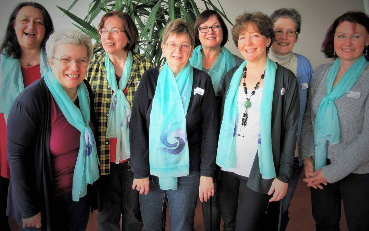   Das neue EFA-Leitungsteam (v.l.): Roberta Zelenka, Gerti Rohrmoser, Brunhilde Kuprian, Erika Schwarz, Antje Baumgartner, Ute Kolck-Thudt, Dorothea Seiferth und Rosi Neubauer. (Foto: EFA)