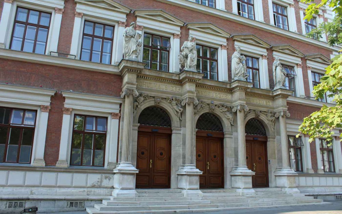 Auch der letze Abend der Gesprächsreihe zum Reformationsjubiläum findet wieder in der Evangelischen Schule am Karlsplatz statt. Foto: wikimedia/dguendel