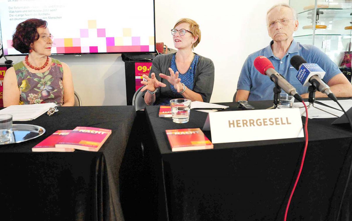 Moderatorin Ulrike Schelander-Sertic, Oberkirchenrätin Gerhild Herrgesell und der Pastoraltheologe Paul M. Zulehner bei der Auftaktpressekonferenz zur „Langen Nacht der Kirchen“ im Wiener Bibelzentrum. (Foto: epdÖ/M.Uschmann)