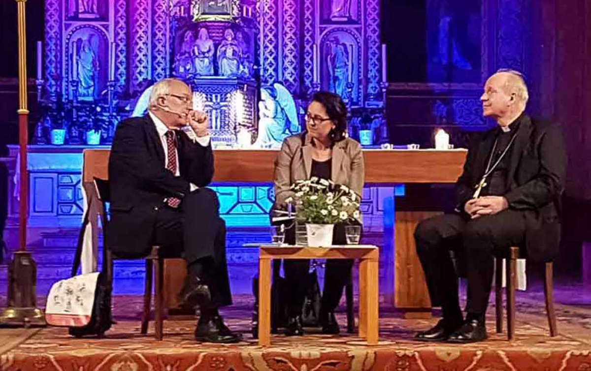 „Late Night Talk“ mit Bischof Michael Bünker und Kardinal Christoph Schönborn in der Kirche St. Johann Nepomuk in Wien. Beide unterstrichen die Bedeutung von mehr Sichtbarkeit für das gesellschaftliche Engagement der Kirchen. Foto: Ulrike Schelander, Mich