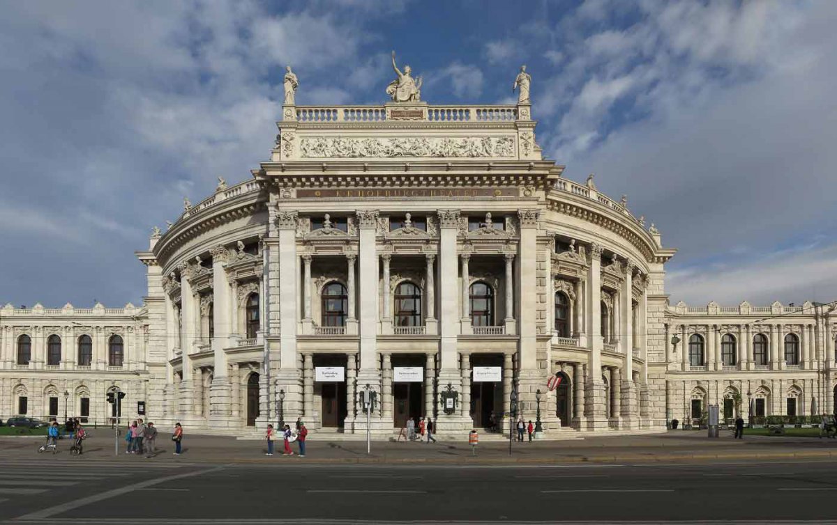 „Wie steht es um die Verantwortung in einer digital-globalen Welt?“ fragt die Diskussionsrunde mit Bischof Bünker im Burgtheater. Foto: wikimedia/Thomas Ledl 