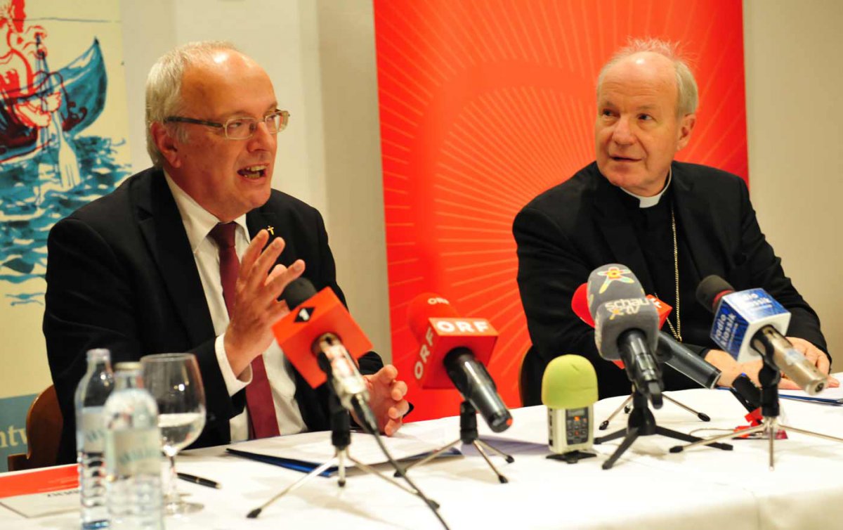 „Die christlichen Kirchen müssen deutlicher miteinander unterwegs sein&quot;, sagt Bischof Michael Bünker, hier im Bild mit dem katholischen Erzbischof der Diözese Wien, Kardinal Christoph Schönborn. Foto: epd/Uschmann 