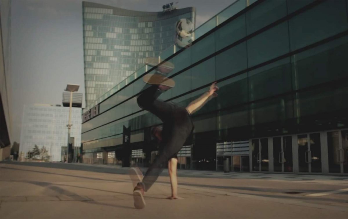 Der Freestyle-Fußballer Martin Schopf zeigt am 30. September am Rathausplatz Kunststücke mit dem runden Leder. Foto: youtube/Screenshot 
